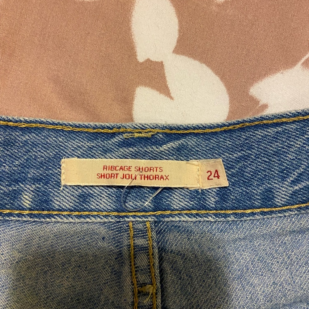 Levi's Ribcage Shorts - Picture 4 of 5
